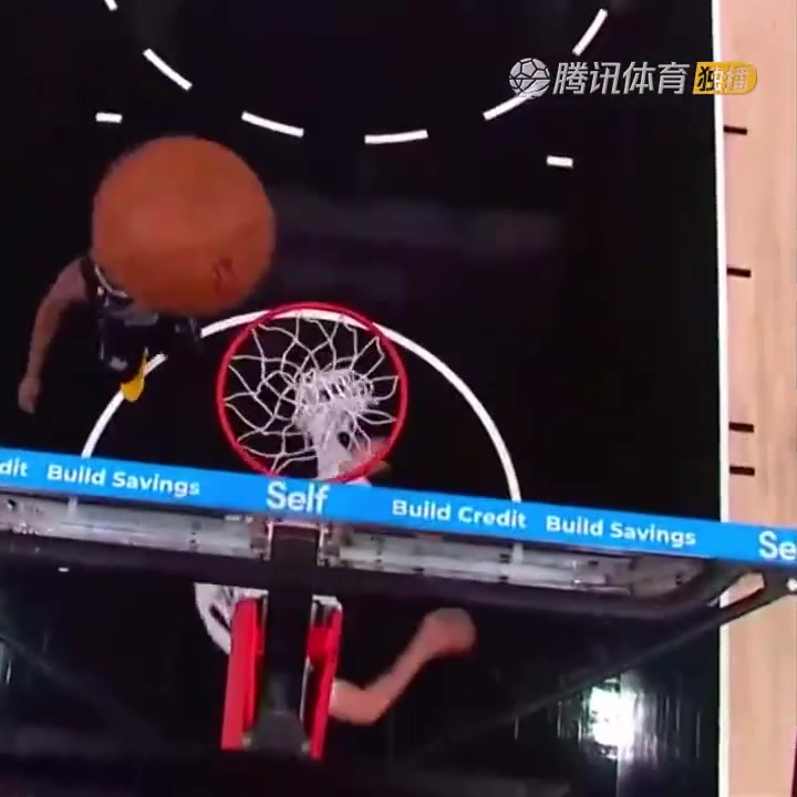 罕見一幕！努爾基奇拋投 球神奇停在籃板上沿 看呆凱爾登?。ㄅ瑺柣婕\）