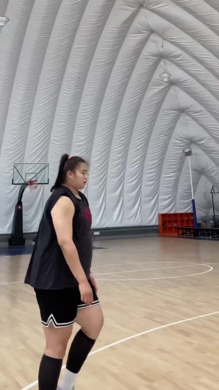 嚯，好魁梧！大寶貝劉禹彤背打你，你能頂住嗎？